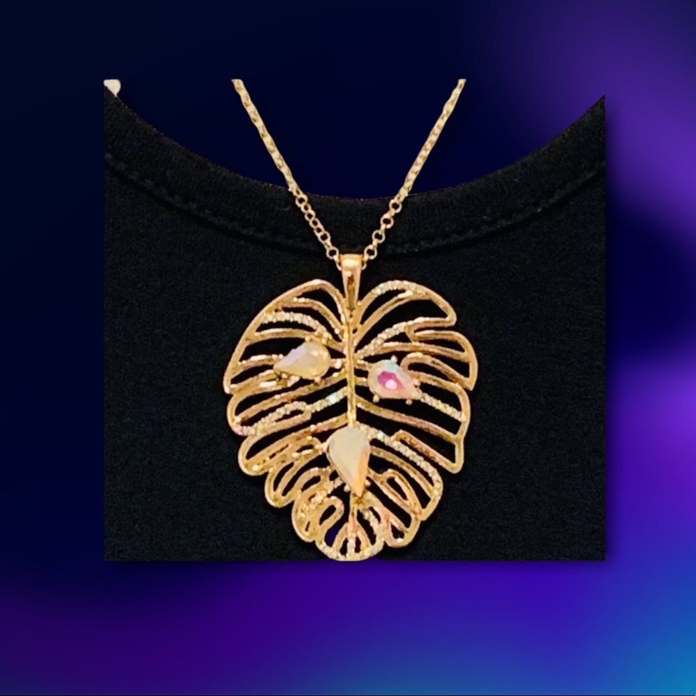 NWT Betsey Johnson Leaf Necklace